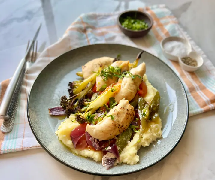 Pollo con verduras y puré de papas