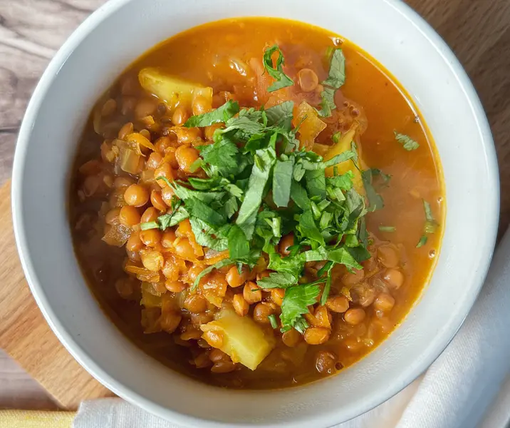 Sopa marroqui de lentejas y papas fácil vegano