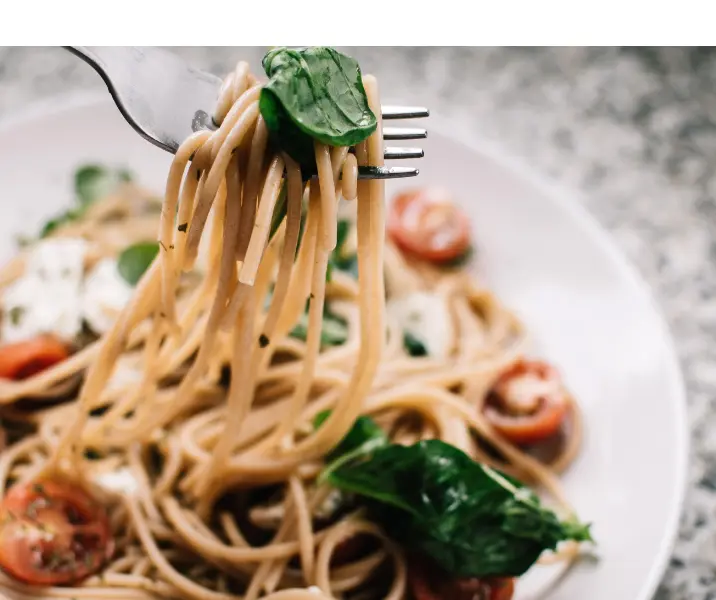 Tallarines con tomate cherry, espinaca y albahaca vegano