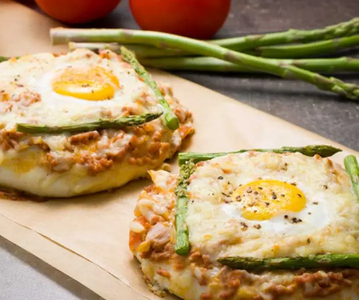 Pizzetas de carne con espárragos y huevo thermomix
