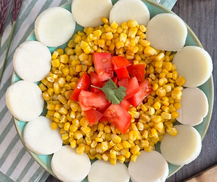 Ensalada de tomate, choclo y palmito vegano