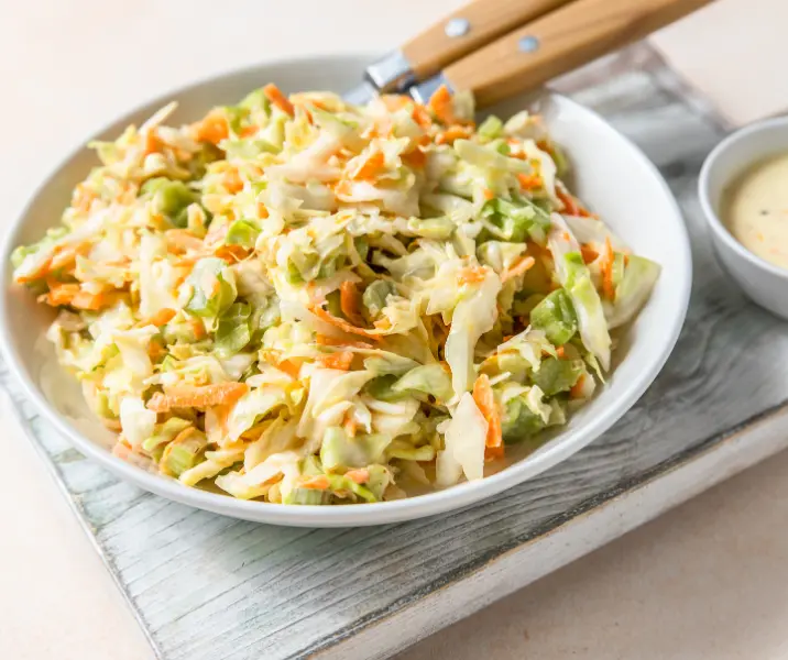 Repollo blanco con zanahoria y mayonesa vegetal