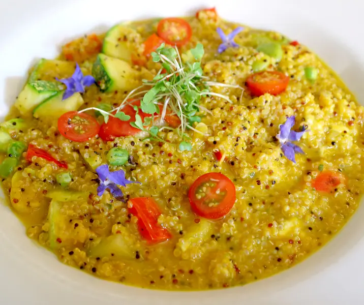 Quinotto de tomate y albahaca vegano