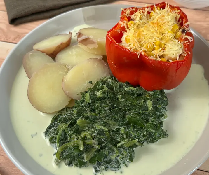 Pimientos gratinados con papas al horno y acelga a la crema vegano