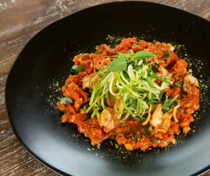 Tallarines de zapallo italiano con pesto rojo vegano