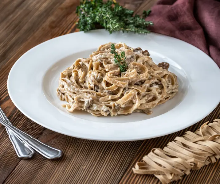 Tallarines con salsa de champiñones vegano
