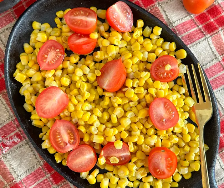 Ensalada de choclo con tomate vegano