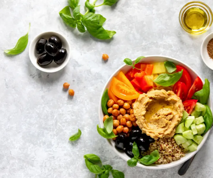 Mix de ensalada con hummus vegano