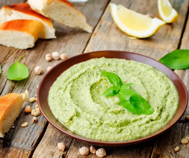 Ensalada con hummus de pesto de albahaca vegano