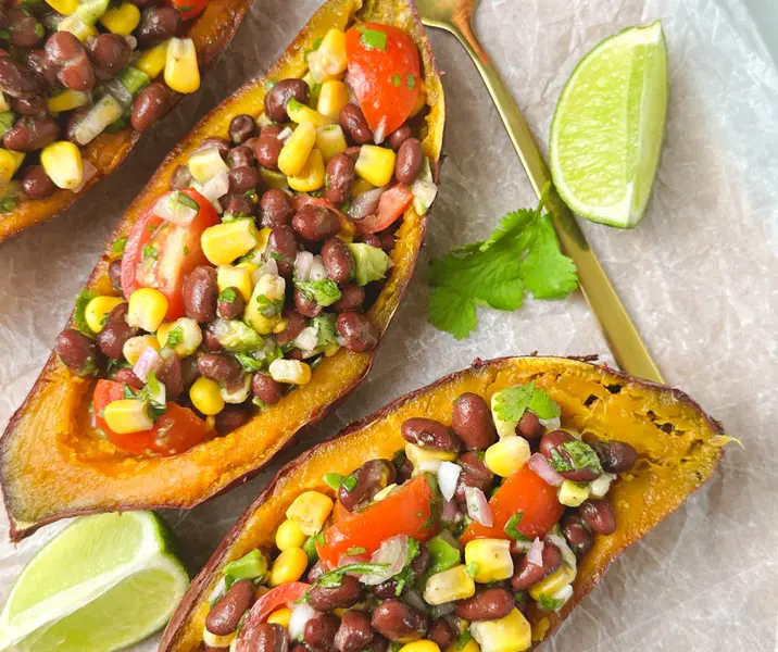 Camotes rellenos con porotos negros vegano