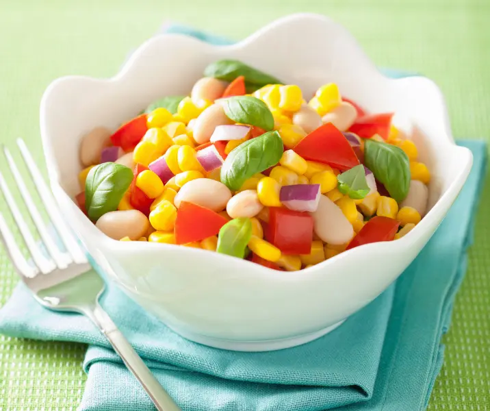Ensalada de porotos blancos, choclo, tomate y mayonesa vegano