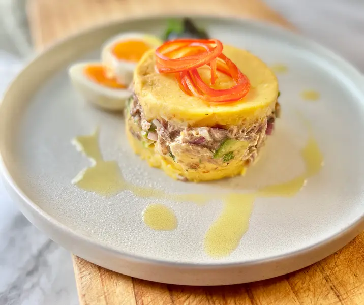 Causa de jurel con aliño de cebolla