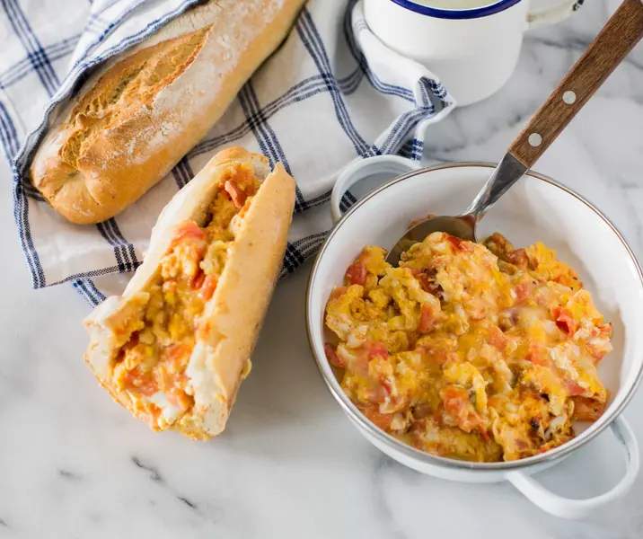Marraqueta con huevo con tomate