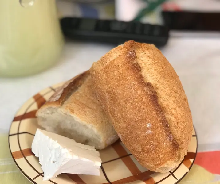 Marraqueta con queso fresco y jamón