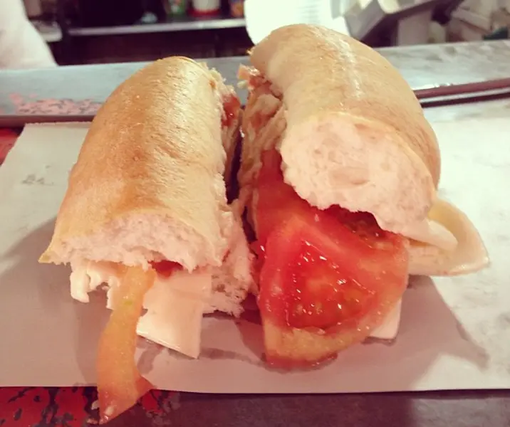 Marraqueta con tomate y queso