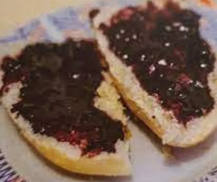 Marraqueta con queso y mermelada