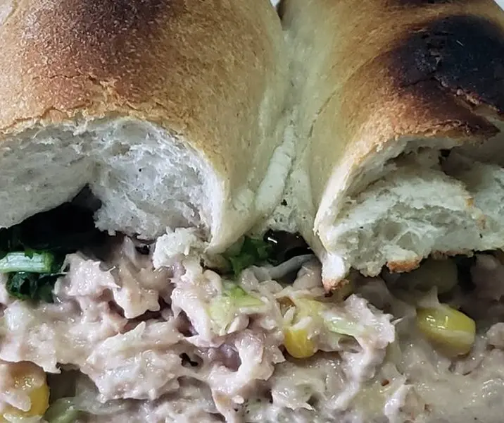 Marraqueta con pasta de atún