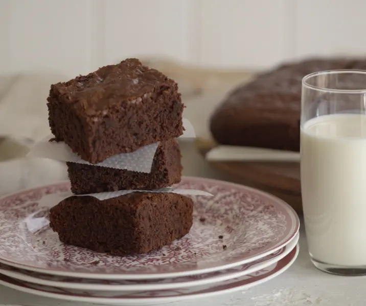 Brownie casero + vaso de leche maría ayuda