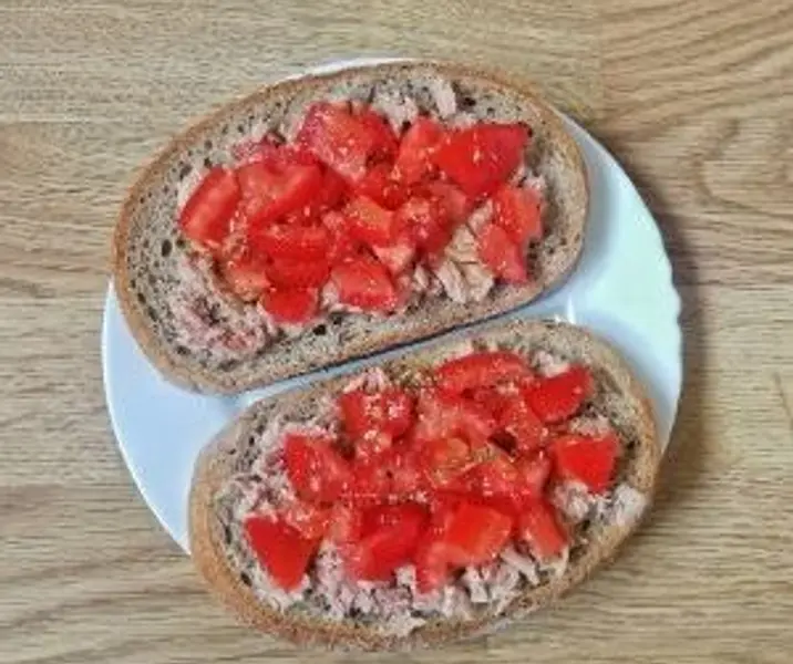 Pan integral con atún y tomate