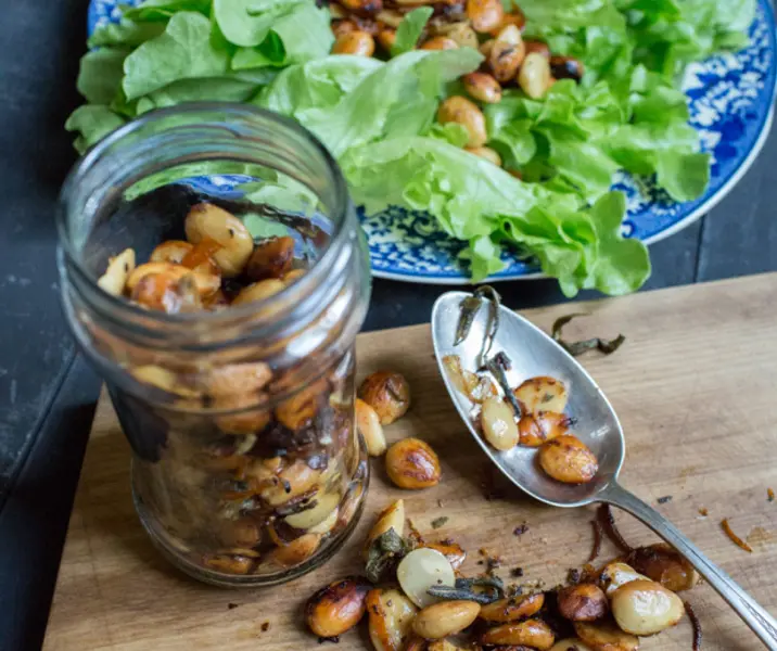 Almendras rostizadas para enchular la lechuga