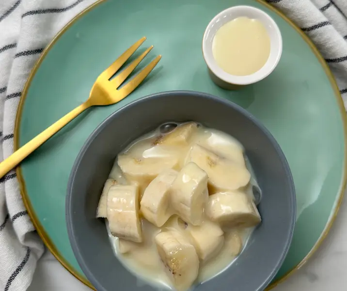 Plátano con leche condensada