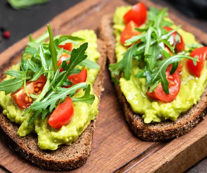 Pan integral con tomate y palta