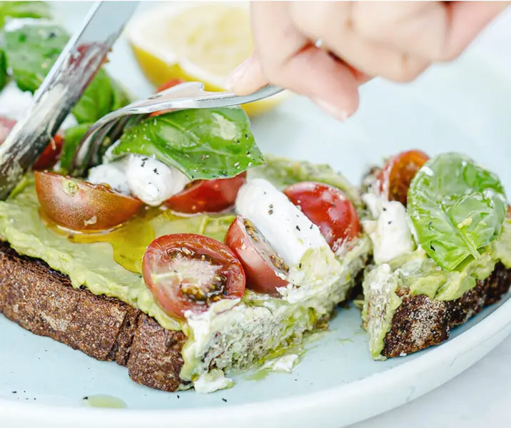 Marraqueta con palta, tomate y queso fresco