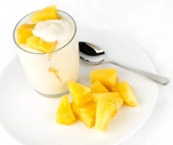 Yogurt natural con piña
