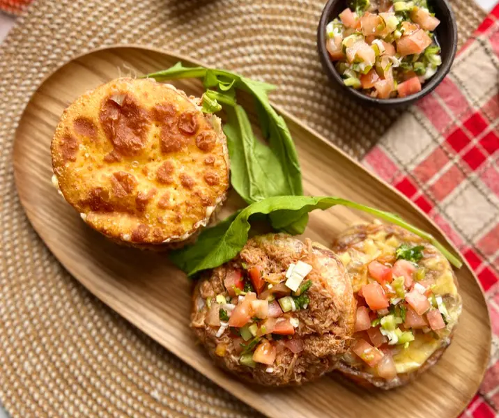 Sándwich de sopaipillas con carne mechada