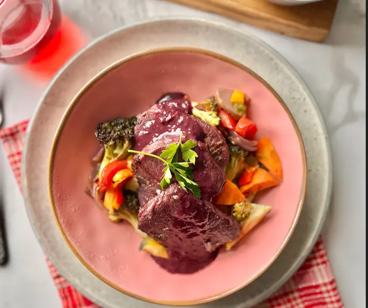 Lomo de cerdo al vino tinto con verduras asadas