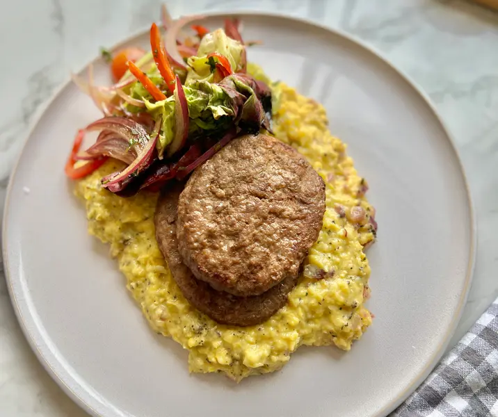 Hamburguesa al horno con pastelera de choclo y ensaladilla roja