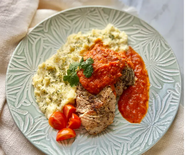 Bistec de pechuga de pavo con salsa de tomate y puré de papas al ciboulette