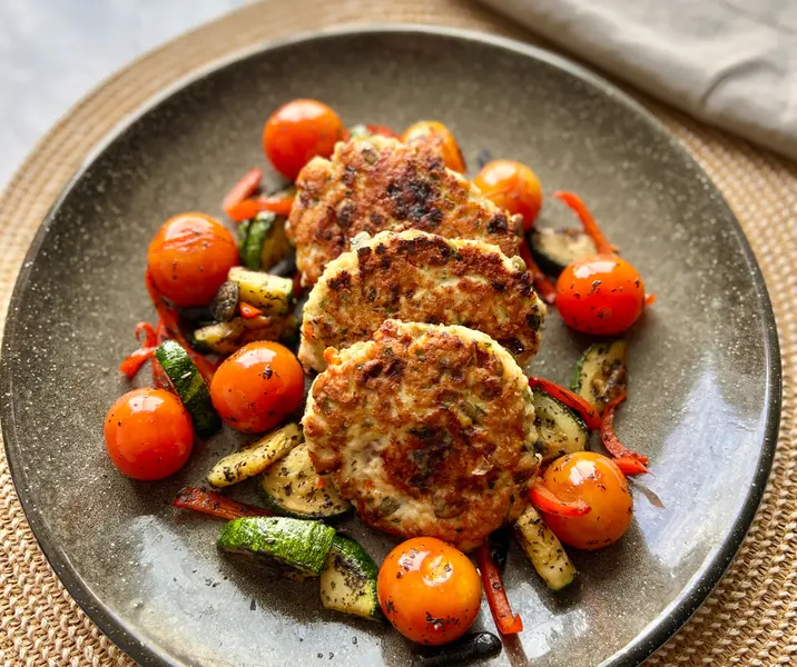 Croquetas de pavo con semillas de maravilla y salteado de vegetales