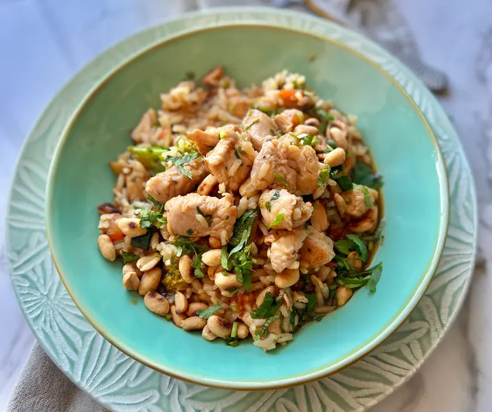 Bowl de arroz, pavo, maní y vegetales