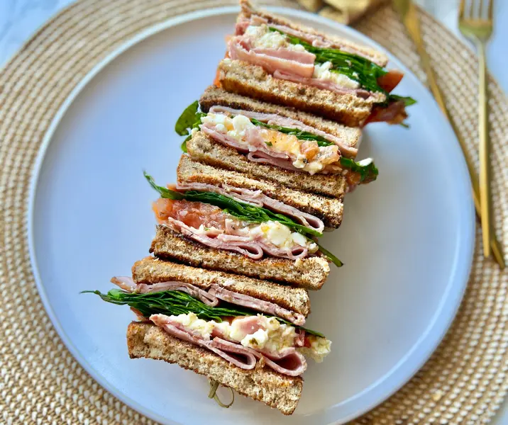 Sándwich de jamón de pavo, tomate y espinaca