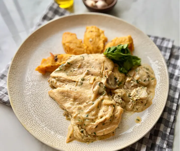 Pollo con champiñones con puré de papa y zapallo