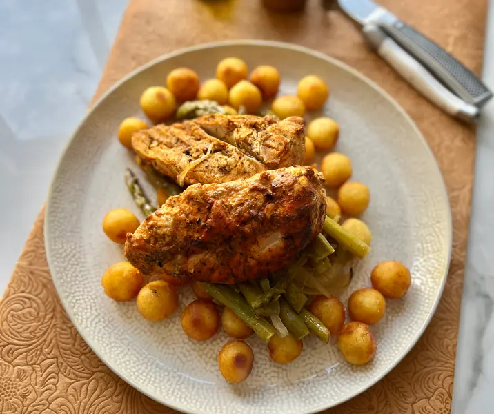 Pollo a la mostaza y limón con espárragos y papas duquesas