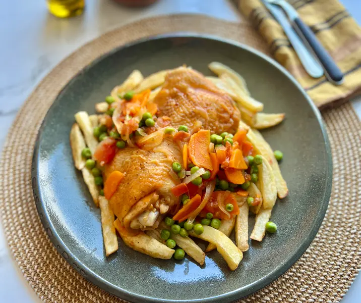 Pollo arvejado con papas fritas