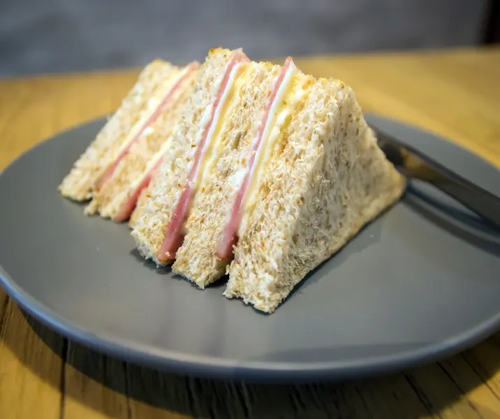 Pan integral con queso fresco y jamón de pavo