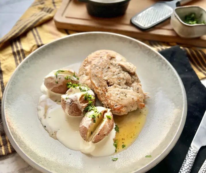 Pavo a las hierbas al horno con papas asadas