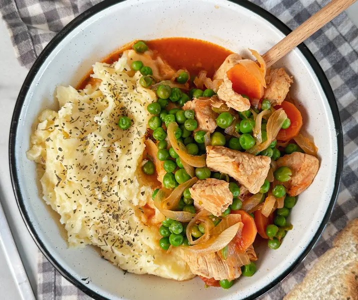 Pavo arvejado con puré a la albahaca