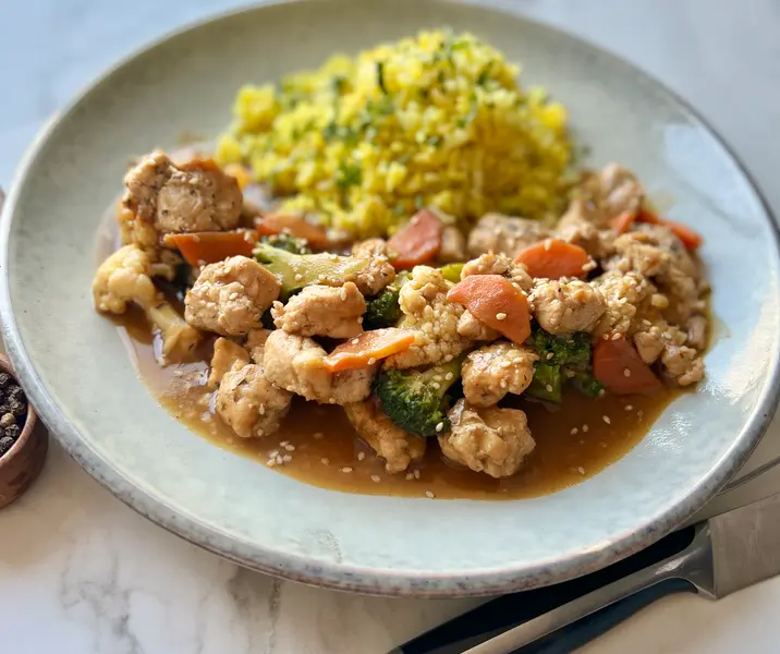 Cubitos de pavo al wok con arroz al curry