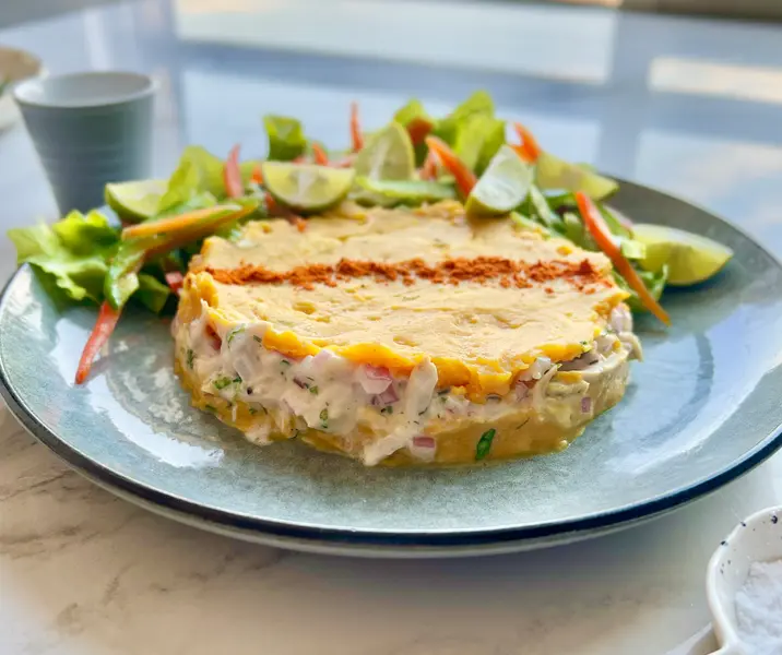 Causa de pollo con ensaladilla de pimentón