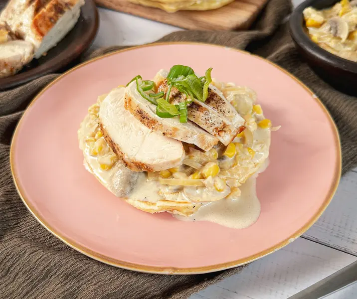 Pancakes salados con pollo, champiñones, queso de cabra y choclo