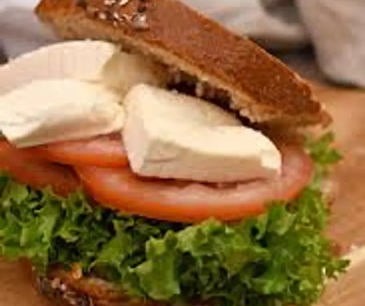 Marraqueta con queso fresco, tomate y lechuga