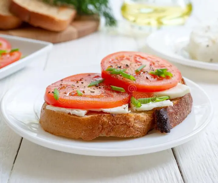 Pan integral con tomate y queso