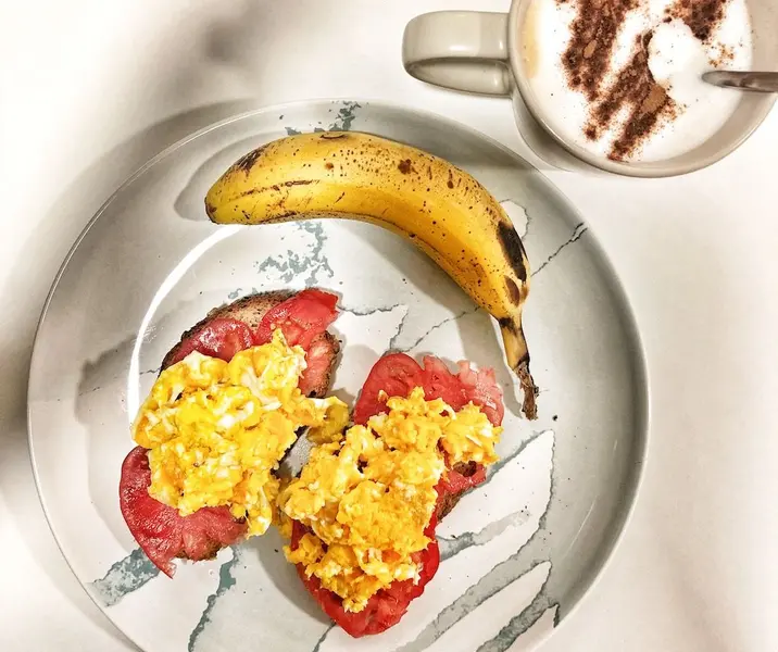 Pan integral con huevo con tomate