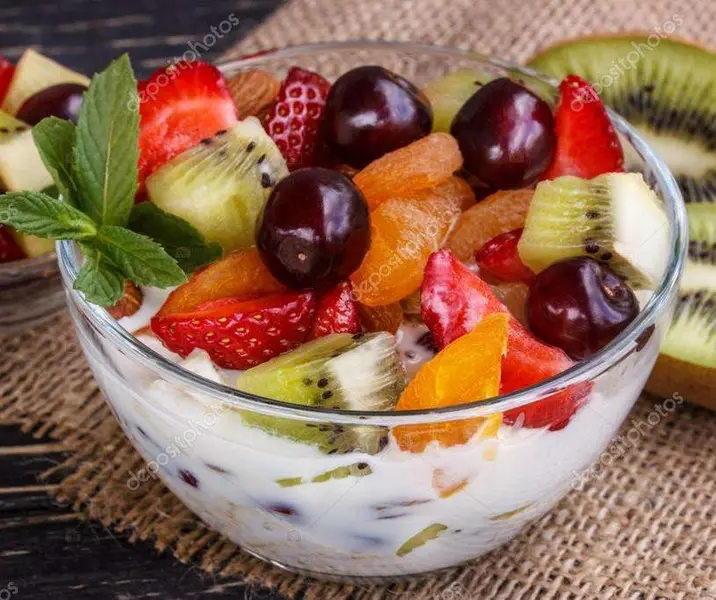 Yogurt con ensalada de fruta maría ayuda