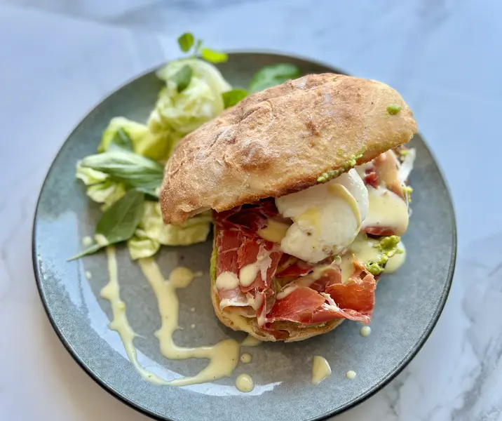 Huevos benedictinos sobre tostadas sin gluten