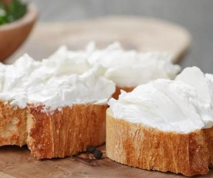 Marraqueta con queso crema